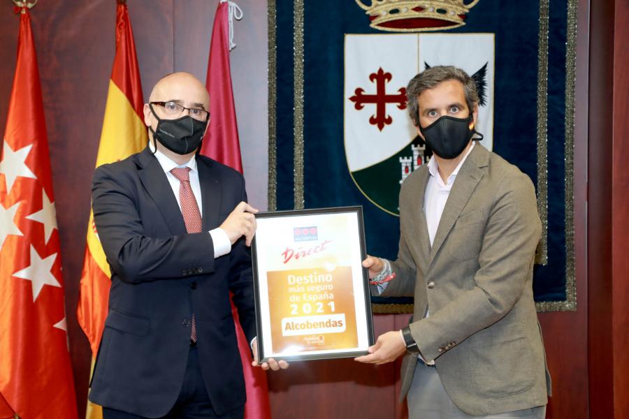  Entrega de Placa Dorada Securitas DIrect a Alcobendas - Imagen de la entrega de Placa Dorada Securitas DIrect a Alcobendas por Ciudad Segura al Vicealcalde Aitor Retolaza.