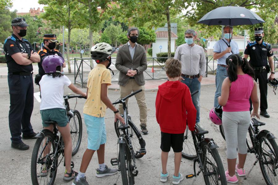 isita al Parque de Educación Vial - Imagen del alcalde Aitor Retolaza acompañado por Concejales, Policía Local, Protección Civil y niños durante su vista al parque.