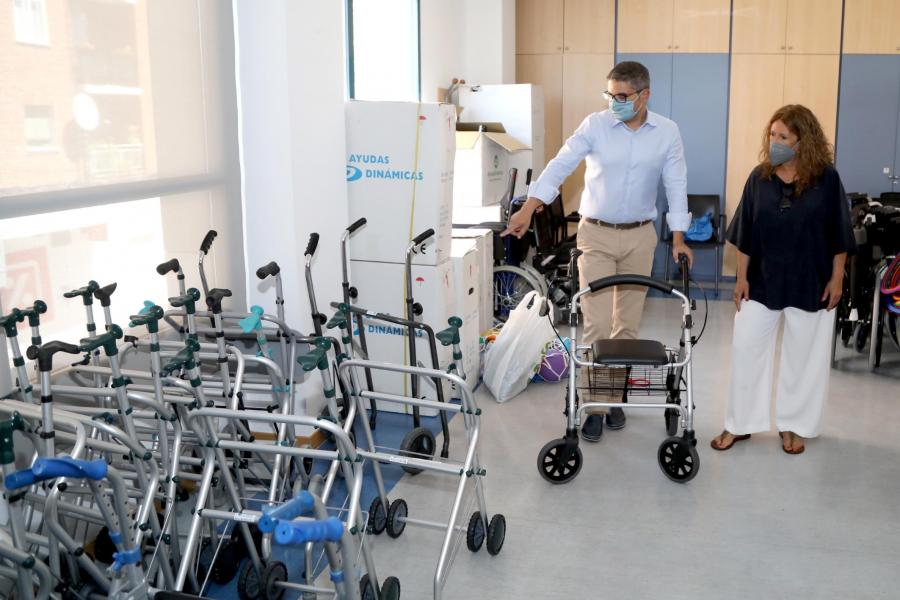   Visita Centro de Mayores de la Calle Orense - Imagen del alcalde Rafael Sánchez Acera y la consejera de bienestar social, Inmaculada Puyalto visitando las instalaciones.