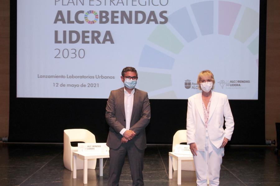  Jornada de presentación del Plan Estratégico Lidera 2030 (12/05/2021) - Imagen del alcalde Rafael Sánchez Acera acompañado por una ponente. - 