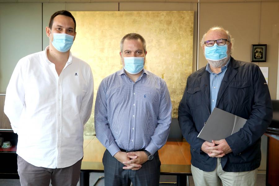 Firmantes posan tras la firma