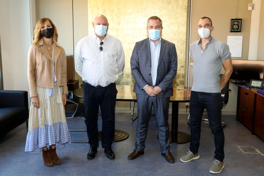 Firmantes posan tras la firma