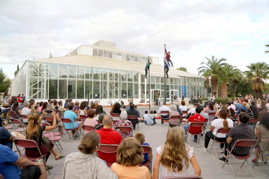  Inauguración de la Escuela de Circo - Imagen momento de la actuación circense del grupo "Entre Nous", practican el Mástil Chino.
