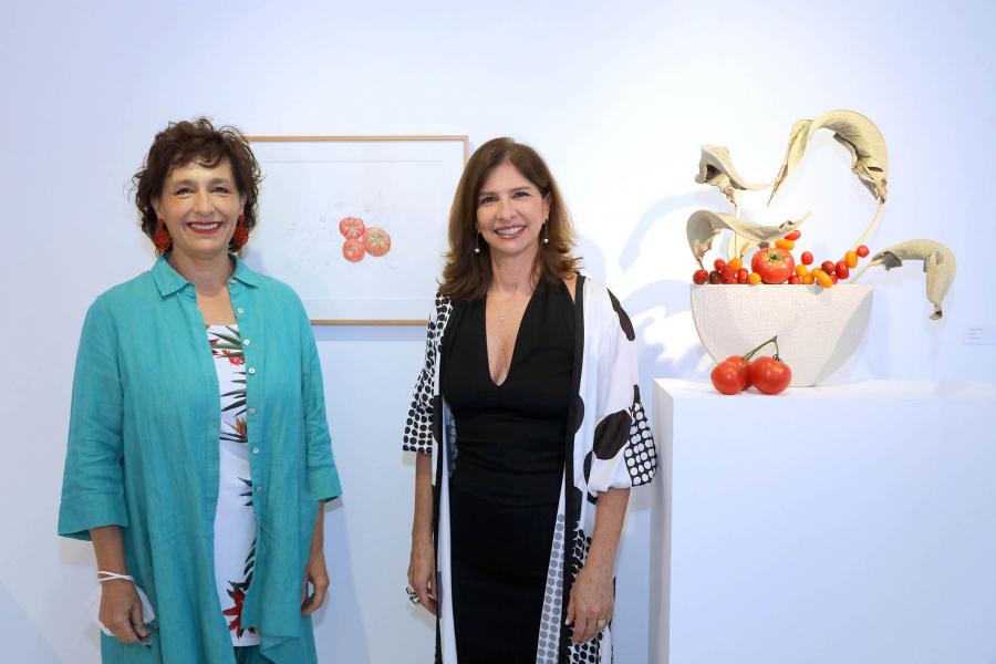  Inauguración Exposición de Ikebana y Acuarelas en el C.C. Anabel Segura -  Imagen de las dos artistas Leslie Weinstein y María Gloria Andrade.