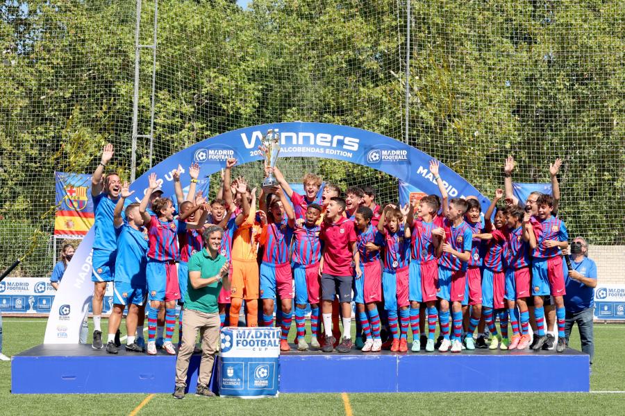 Final Madrid Fútbol Cup - Imagen del FC Barcelona, el nuevo campeón de la Madrid Football Cup recibiendo el trofeo.