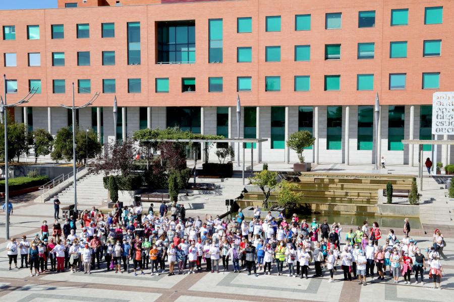  Marcha Saludable de Mayores por la Semana de la Movilidad 2021 - Imagen panorámica de autoridades y participantes en la marcha.