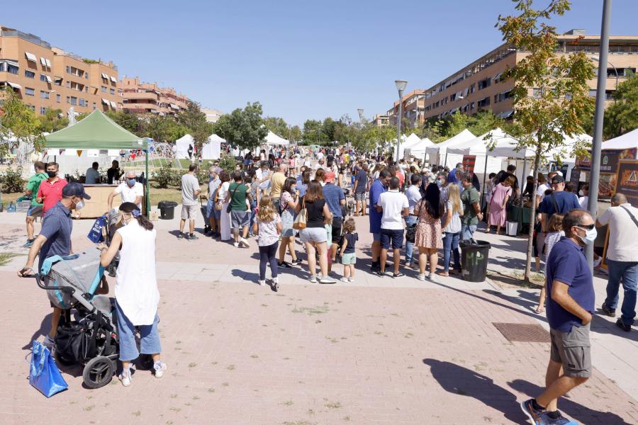 Mercado Ecológico en el Paseo Valdelasfuentes - Imagen vista general del lugar donde se celebra el mercado.