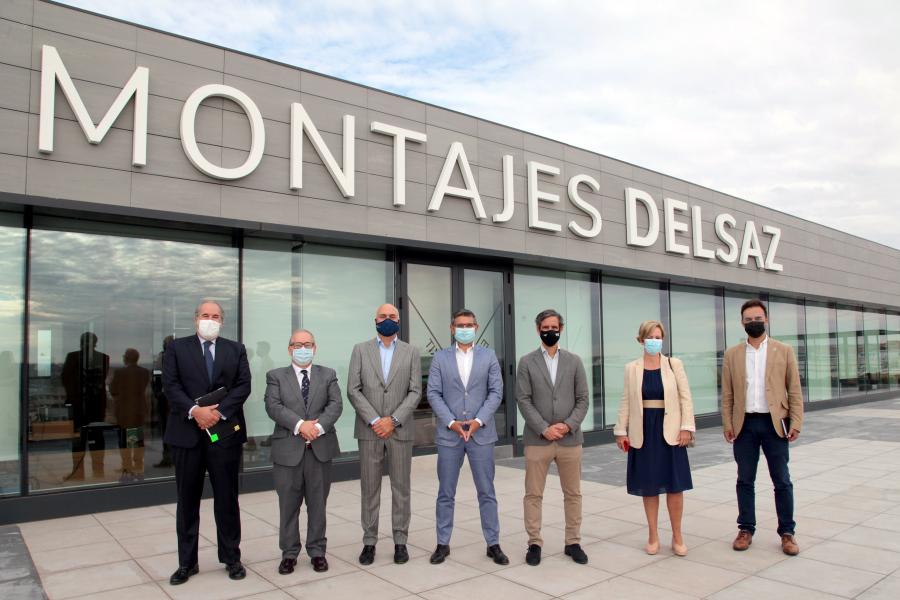  Visita a Montajes Delsaz y Encuentro con Embajadores Empresariales - Imagen posado de las autoridades a su llegada.