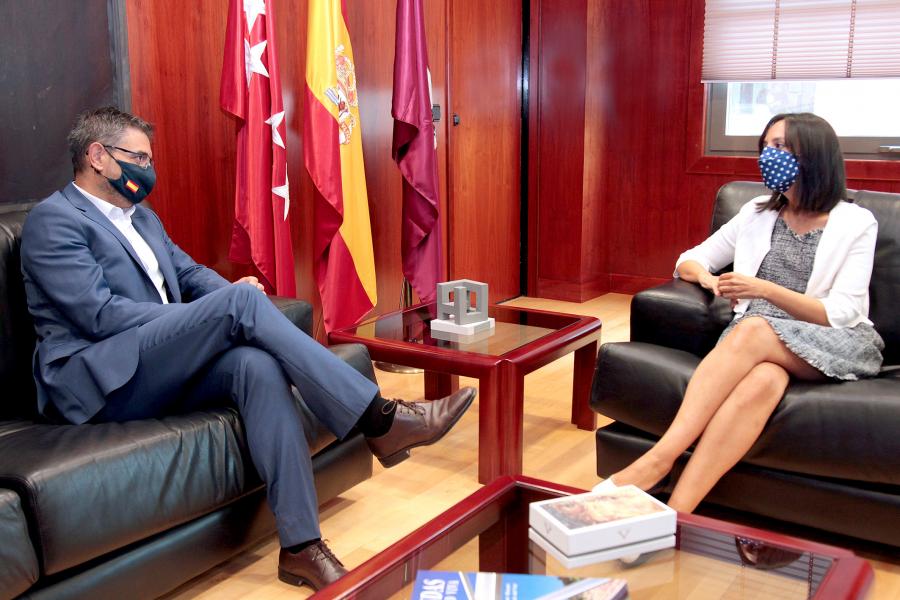  Visita de la Delegada del Gobierno al Ayuntamiento - Imagen del alcalde Rafael Sánchez Acera, reunido con la Delegada del Gobierno de Madrid Mercedes González.