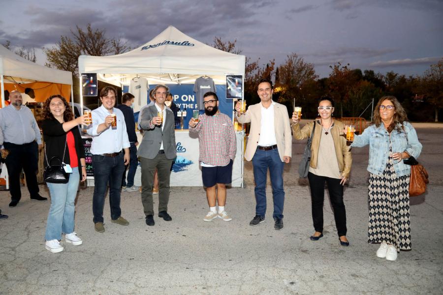 Inauguración Feria de la Cerveza Artesanal - Imagen de posado de las autoridades asistentes a la inauguración, cabe destacar la presencia del alcalde Aitor Retolaza.