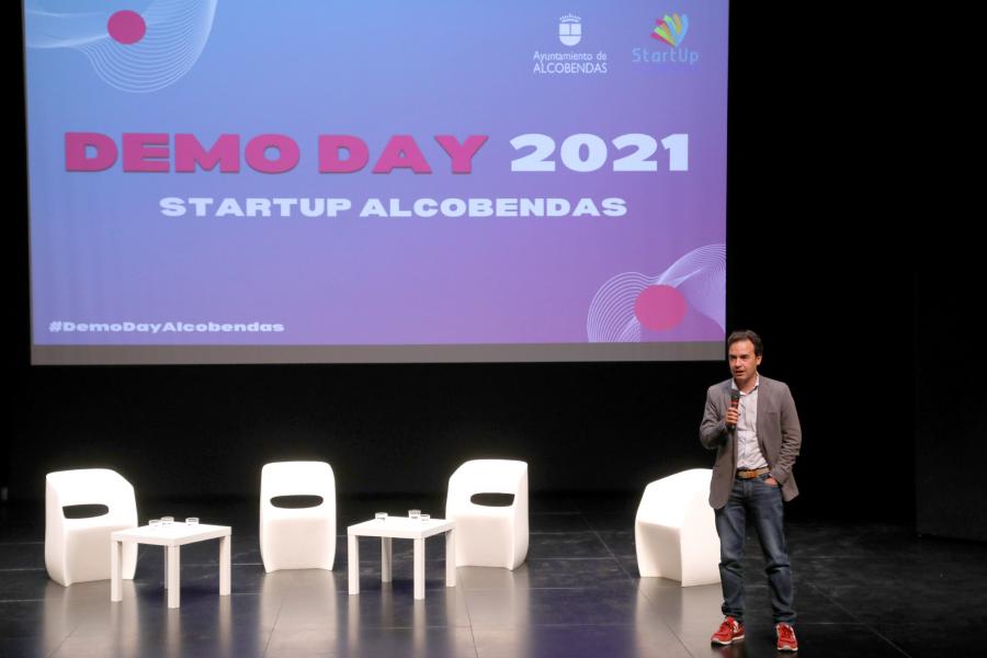 Acto Final StartUp Alcobendas - Imagen de Roberto Fraile Concejal de Innovación, Transformación Digital y Desarrollo Económico dando la bienvenida a todos los participantes.