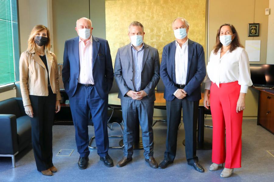 Firmantes posan tras la firma