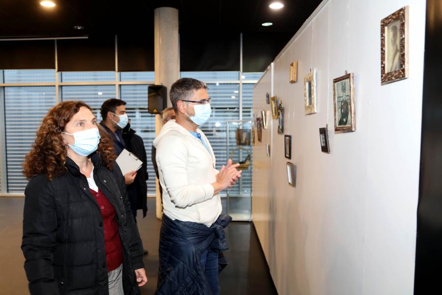 Exposición "Sefies de Antaño" de Alumnos del I.E.S. Giner de los Ríos - Imagen del vicealcalde Rafael Sánchez Acera recorriendo la exposición acompañado entre otras personas por la concejal Ana Sotos.