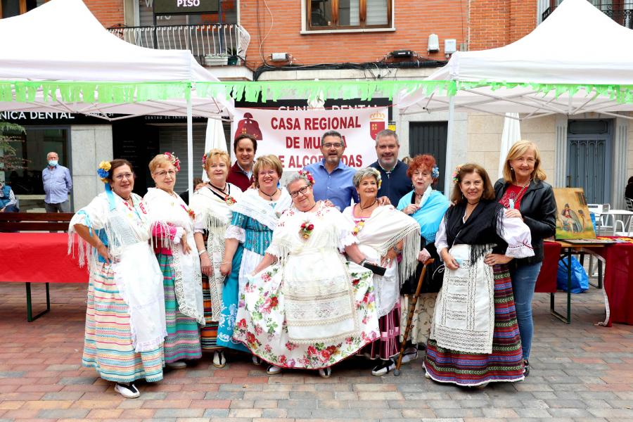  Feria Murciana en la Plaza del Pueblo - Imagen del vicealcalde Rafael Sánchez Acera y otras autoridades posando con mujeres ataviadas con el traje regional.