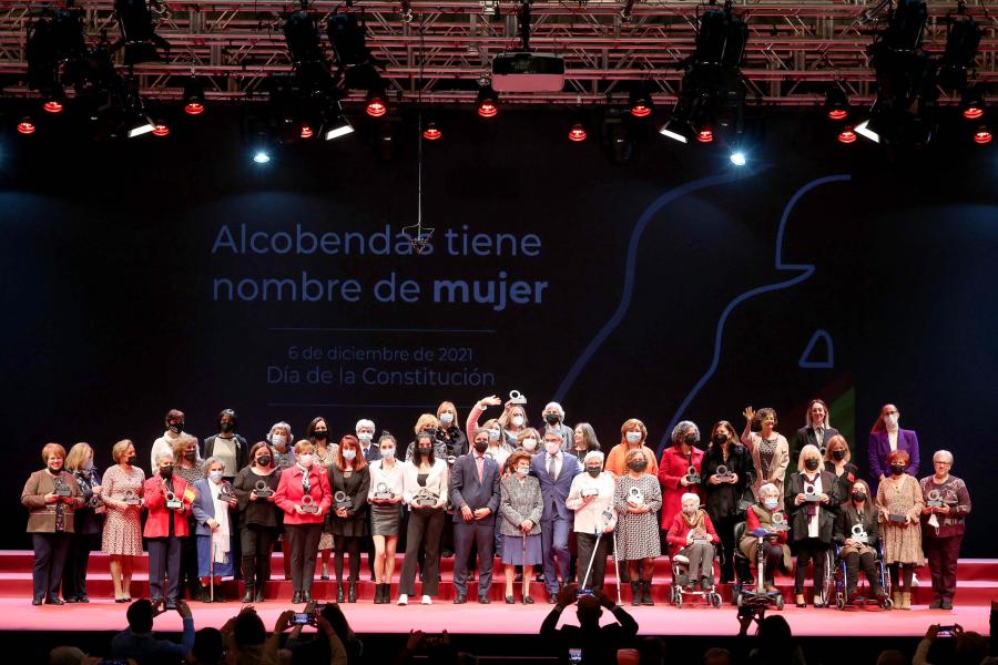  Homenaje a las Mujeres de Alcobendas Aniversario Constitución - Imagen de posado de premiadas y autoridades en el escenario de la Esfera.