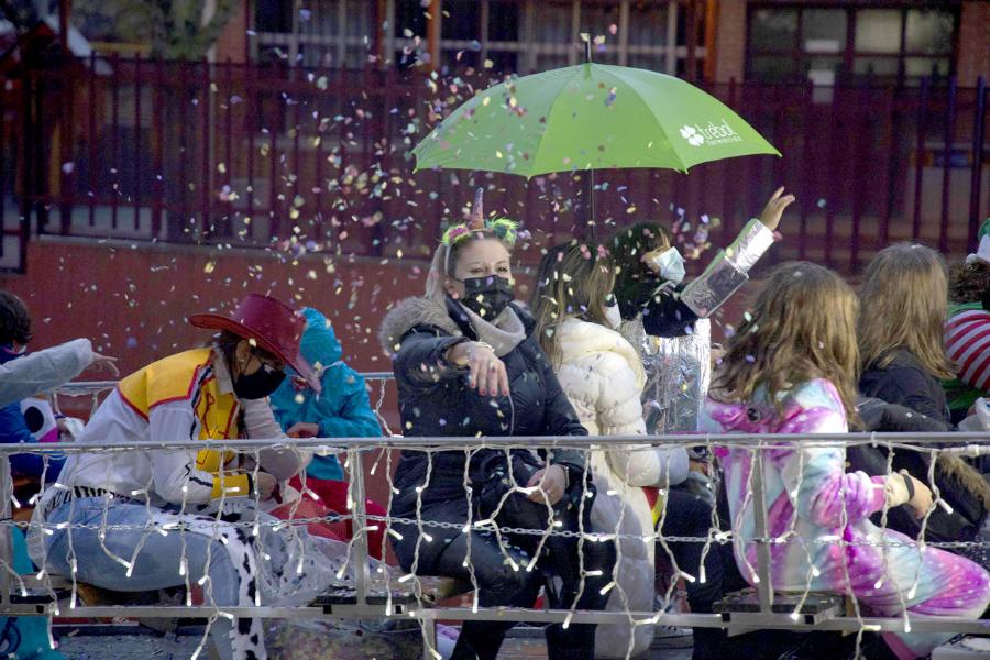 Cabalgata de Reyes 2022 - Imagen de personas lanzando papelillos.