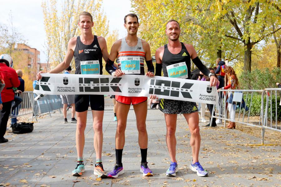 Carrera 10K Alcobendas -  Posado de tres atletas.