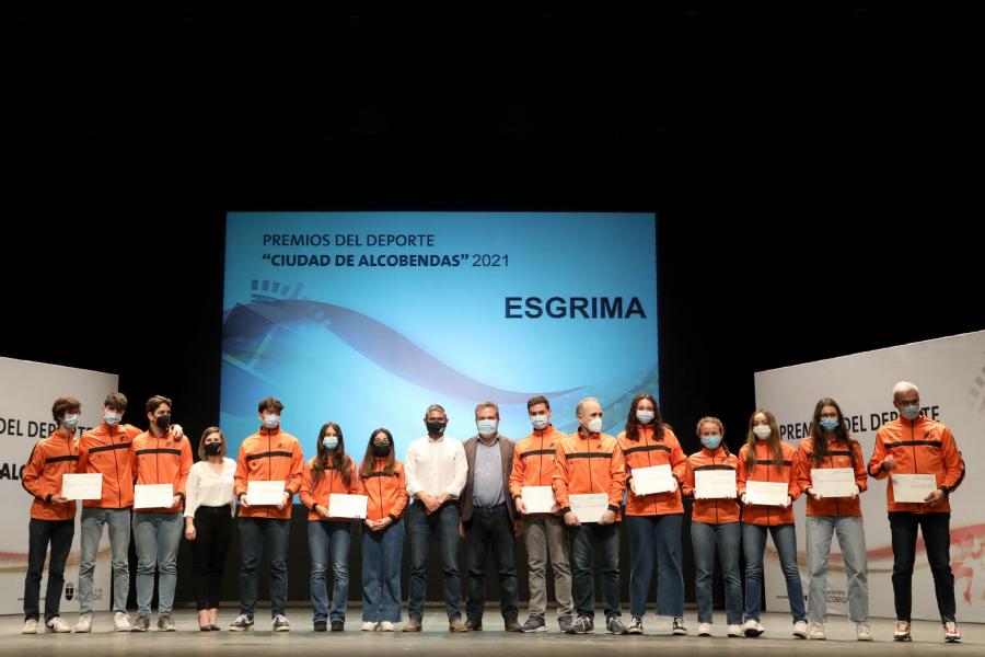 Gala del Deporte 2021 - Posado de los premiados con las autoridades municipales, con mascarilla.