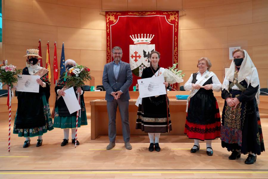 Festividad de Las Águedas 2022 - Posado del vicealcalde Sánchez Acera con el grupo de Águedas, con el traje típico.