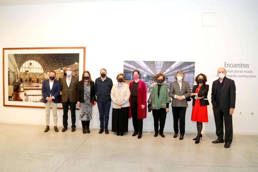 Inauguración Exposición "Encuentros" - Posado de las autoridades municipales con  los autores.