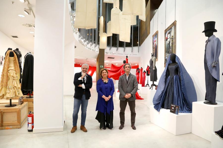 Inauguración Exposición "Tras el Telón" de Lorenzo Caprile - Imagen de Lorenzo Caprile, el alcalde Aitor Retolaza y la concejala de cultura Rosario Tamayo el día de la inauguración.