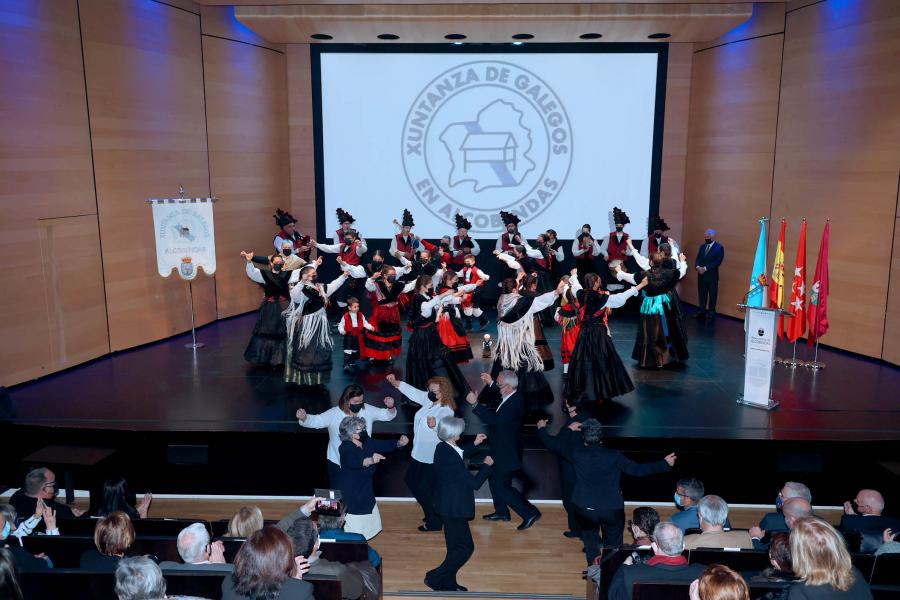  Homenaje a Ovidio Cadenas en el Centro de Arte - Panorámica del teatro con un grupo bailando una muñeira.