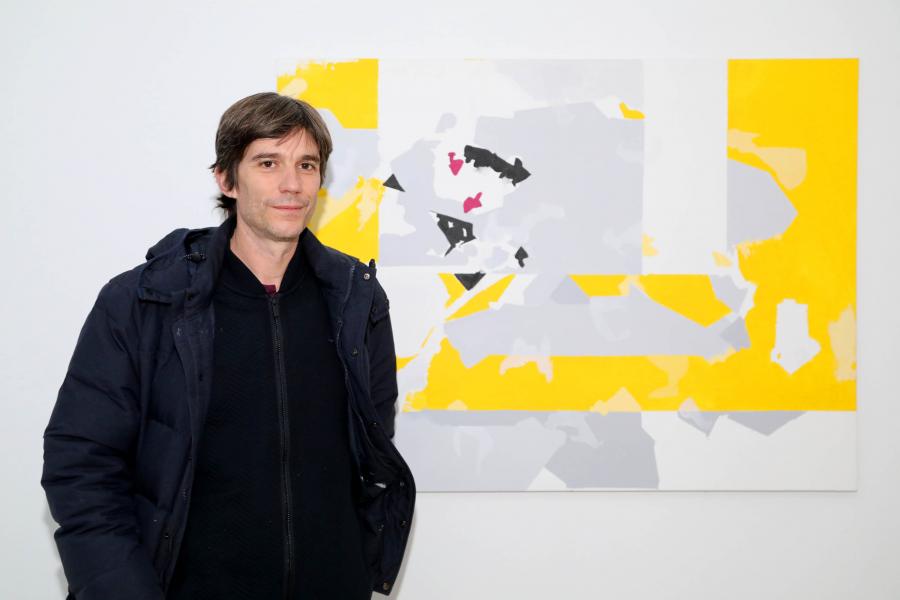 Inauguración Exposición Víctor Barrio "Paisajes Borrados" - Primer plano de Víctor Barrios, el autor.