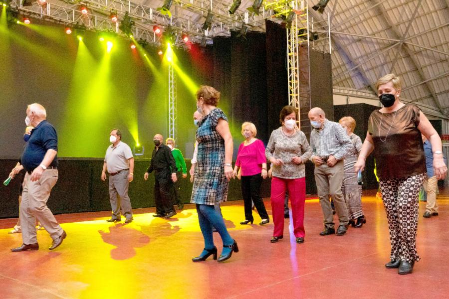 Baile de Mayores en La Esfera - Grupo de mayores bailando.