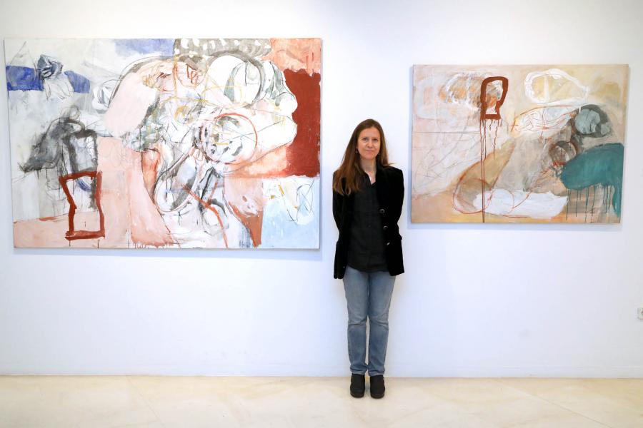   Inauguración Exposición de Pintura de Celia Muñoz - Imagen de la pintora de Celia Muñoz posando delante de su obra.