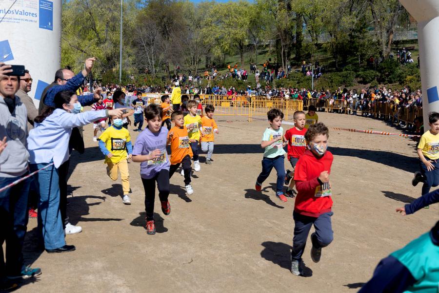 Cross Escolar en el Parque de Andalucía - Imagen de los niños corriendo con mascarilla.