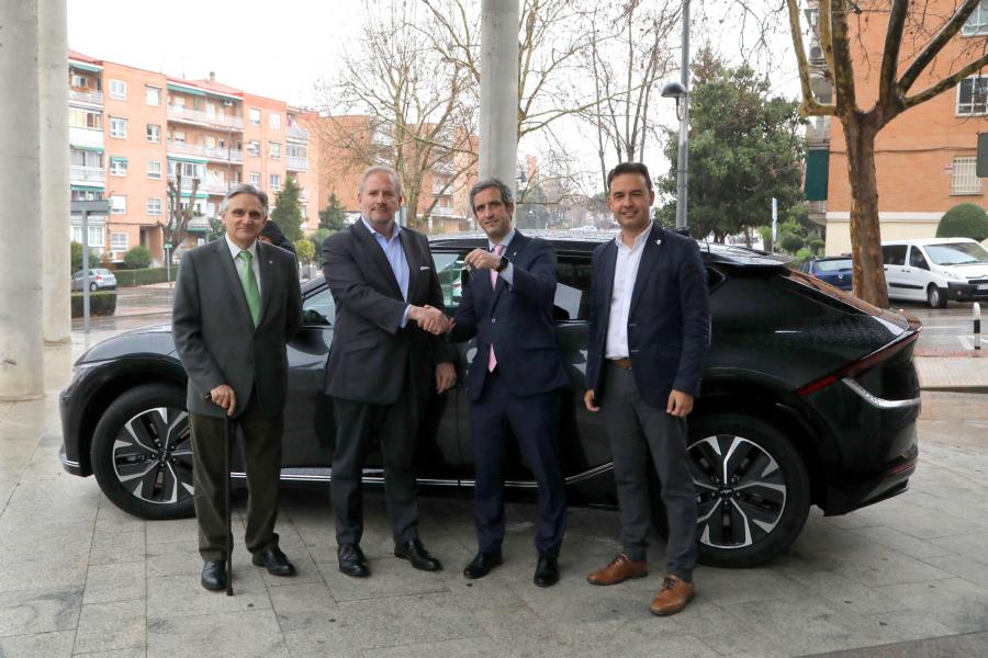 Miembros del consistorio y representante de Kia se dan la mano durante la entrega de llaves
