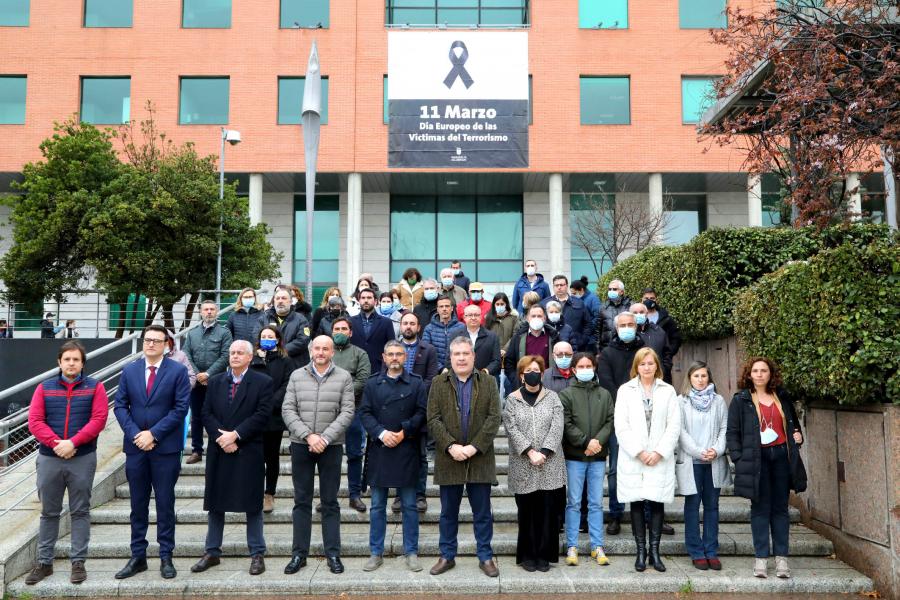 Minuto de Silencio por el Día Europeo de las Víctimas de Terrorismo -Imagen de toda la corporación municipal a las puertas del edificio consistorial donde se guarda un minuto de silencio.