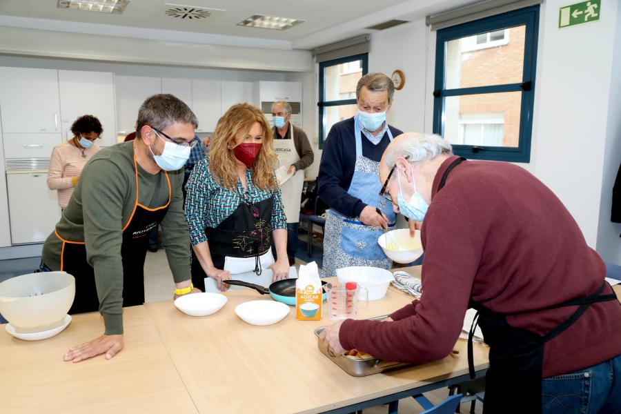  Visita al Taller de Cocina en el Centro de Mayores de la Calle Orense - Imagen del día que visitarón el taller el alcalde en funciones Rafa Sánchez Acera y la concejal de Mayores Inmaculada Puyalto.