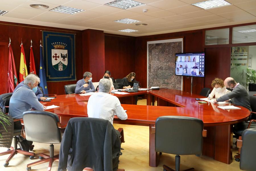  Asamblea Mancomunidad de Residuos - Imagen de la Asamblea Mancomunidad de Residuos presidida por el vicealcalde Rafael Sánchez Acera.
