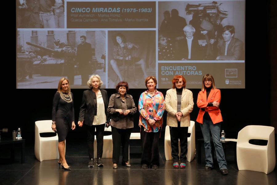 Coloquio y Visita Guiada a la Exposición "Cinco Miradas"  - Imagen de la presentación del coloquio en el auditorio Paco de Lucía, las fotoperiodistas que participan junto a la concejala de cultura Rosario Tamayo. 