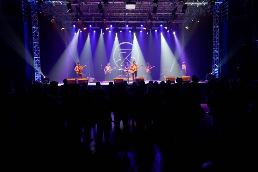 Festival de Música Joven en La Esfera - Primer plano del escenario con una actuación musical.