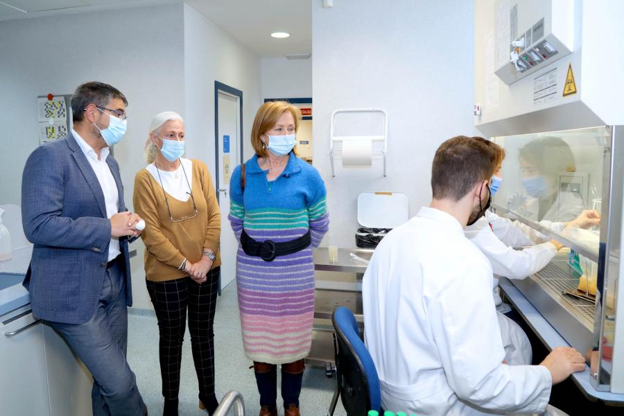 Visita al Laboratorio Municipal por su 40 Aniversario - Imagen del vicealcalde Sánchez Acera en el laboratorio. 
