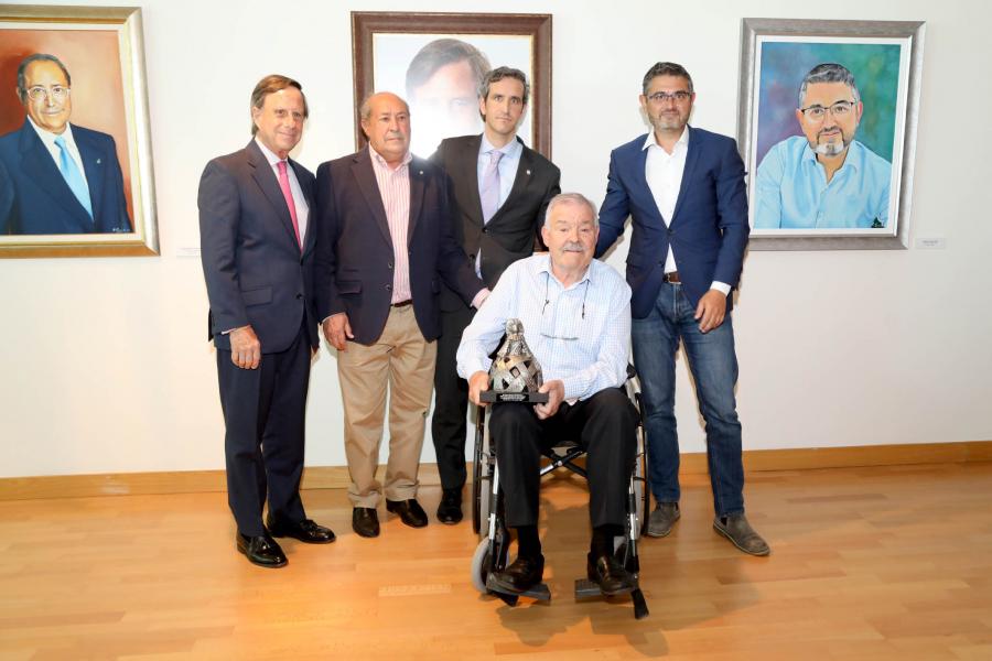  Inauguración Exposición Retratos de Alcaldes Democráticos - Imagen de los cuatro los cuatro alcaldes que ha tenido la ciudad tras las elecciones municipales democráticas de 1979: Carlos Muñoz Ruiz, José Caballero Domínguez, Ignacio García de Vinuesa y Rafael Sánchez Acera acompañados por el actual alcalde Aitor Retolaza..