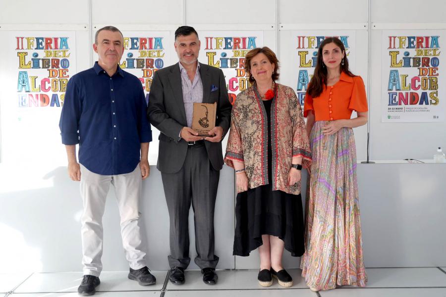 Entrega del Premio Bachiller Alonso López - Posado del jurado, las autoridades municipales  con el ganador.