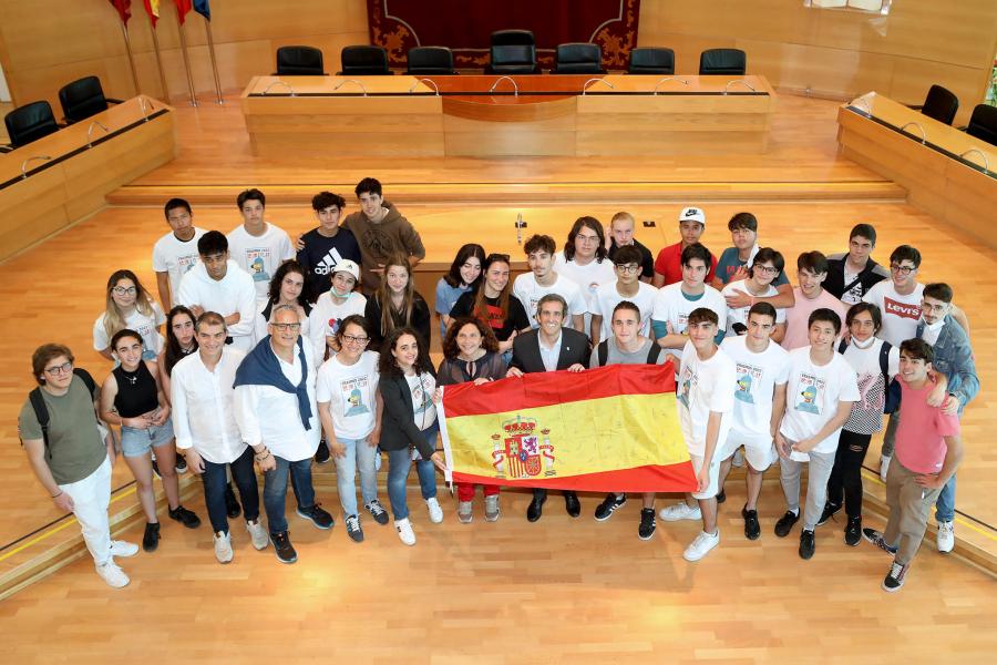 Recepción de Alumnos Erasmus del IES Giner de los Ríos - Cenital del posado del alcalde Retolaza con la bandera de España, con los estudiantes.