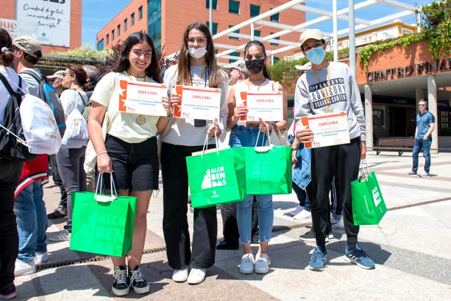 Entrega de Premios Gymkana de Ciencias - Posado de los ganadores de la Gymkana.