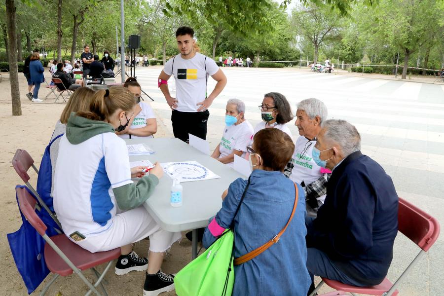 Semana del Mayor 2022 - Gymkana Intergeneracional - Un grupo de mayores con el  monitor.