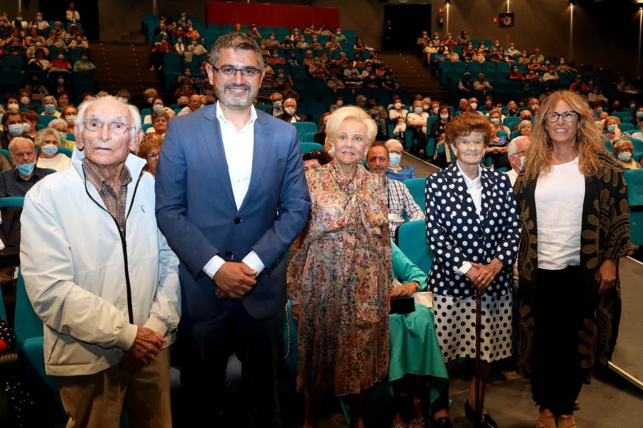 emana del Mayor 2022 - Homenaje a Mayores -  Posado del vicealcalde Sánchez Acera, Inma Puyalto y los mayores homenajeados.