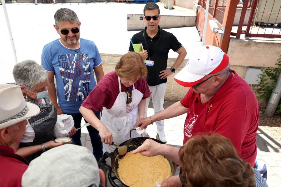 Degustación de Gachas de la Casa de Castilla La Mancha - Imagen del vicealcalde Rafael Sánchez Acera junto a las personas que están preparando las gachas.