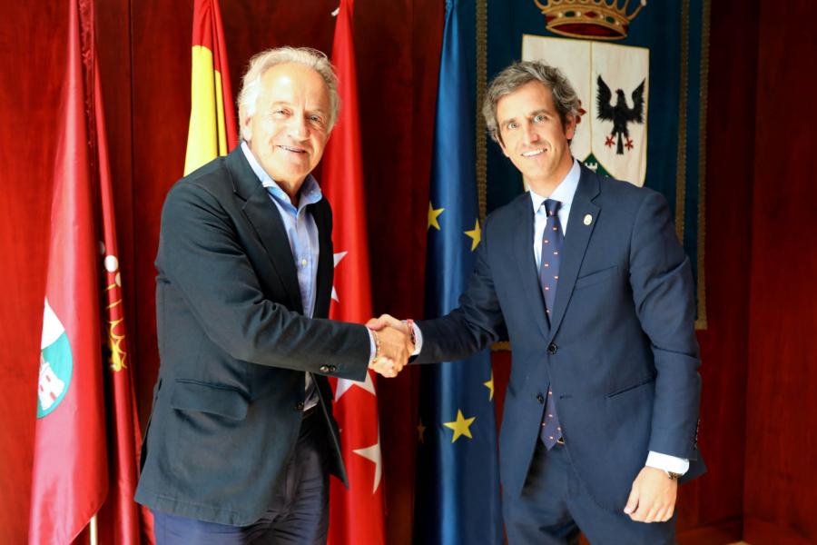 Alcalde Aitor Retolaza y representante de DH Eco Energy se dan la mano