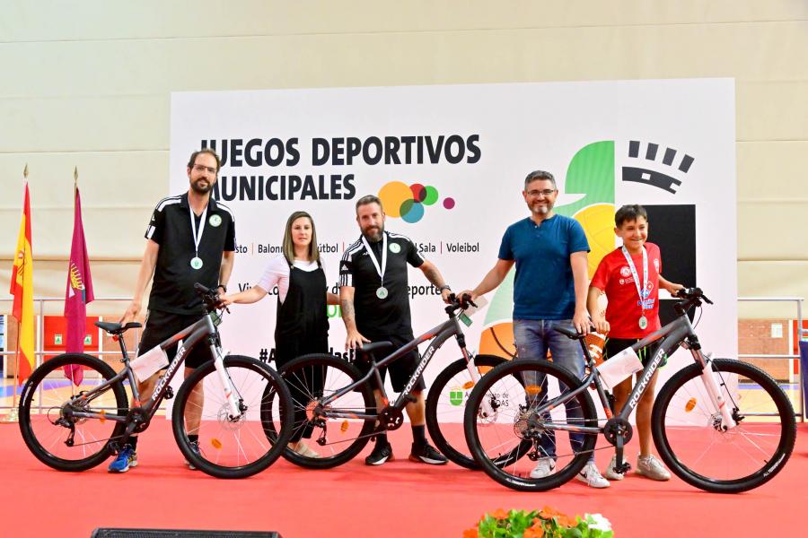 Entrega Trofeos XXV Juegos Deportivos Municipales - Imagen de las autoridades municipales entregando las bicicletas a los ganadores.