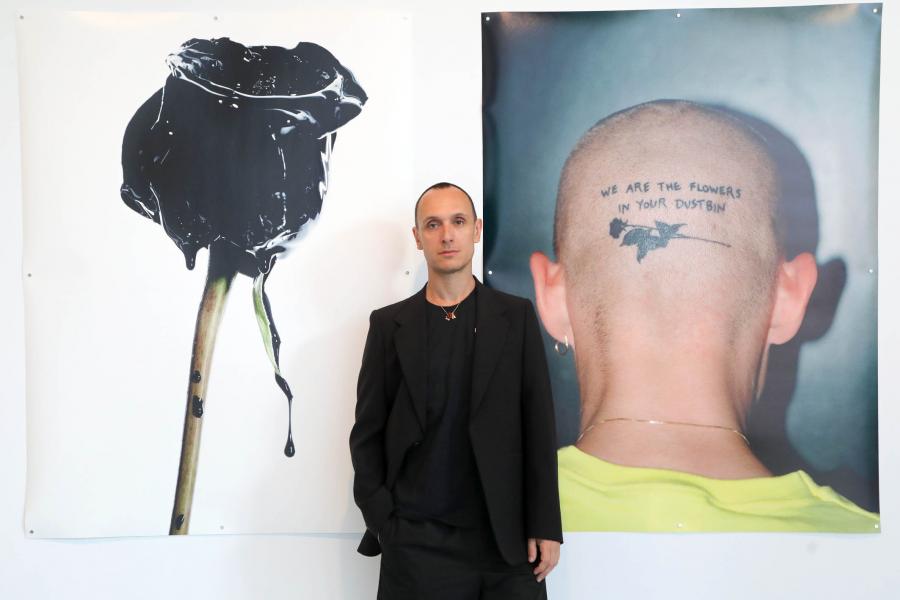 Inauguración Exposición de Gorka Postigo "We Are the Flowers in Your Dustbean" - El autor posa junto a su obra.