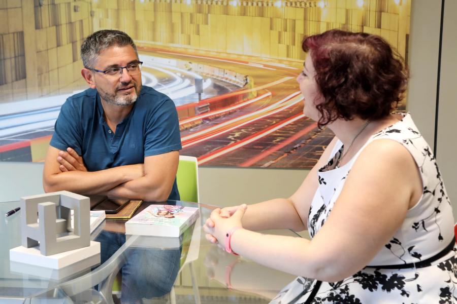  Recepción a Marta Muñoz Barrero en el Despacho del Vicealcalde - Imagen del vicealcalde Rafael Sánchez Acera junto a la escritora Marta Muñoz Barrero.