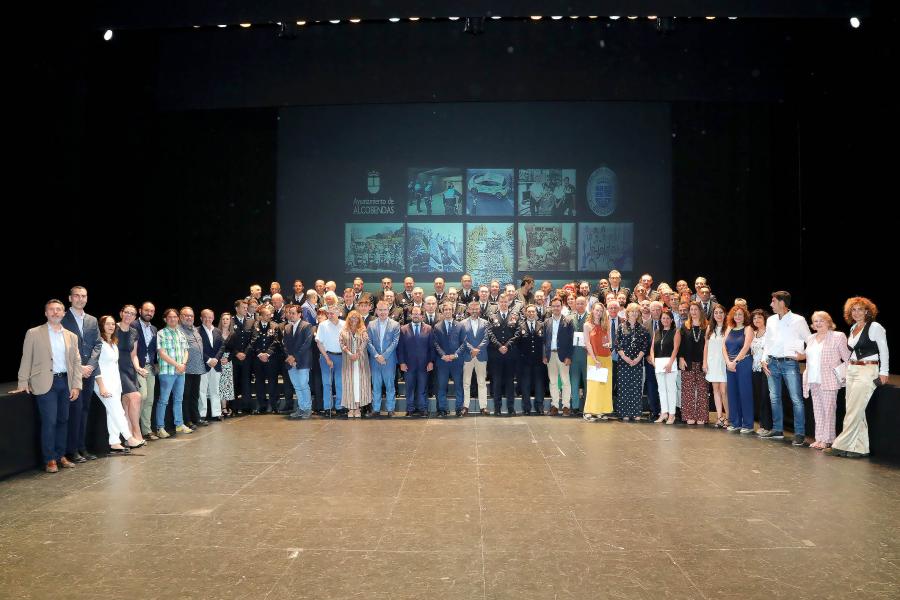 Festividad de San Juan de la Policía Local - Posado de los homenajeados junto a la corporación municipal.