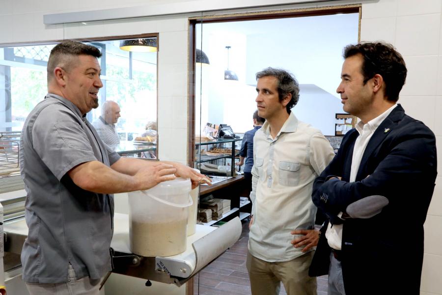  Visita a la Panadería Da Rua  - Imagen del alcalde Aitor Retolaza junto con el concejal Roberto Fraile visitando las instalaciones y saludando al dueño.